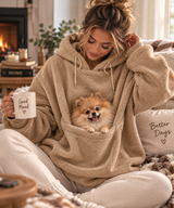 Hoodie Câlin PoppyLoco beige sur le canapé, spitz nain blotti dans la poche câlin