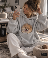 Selfie à la maison avec le Hoodie Câlin PoppyLoco gris, chien installé dans la poche
