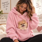 Femme portant le Hoodie Câlin PoppyLoco rose avec un spitz nain dans la poche
